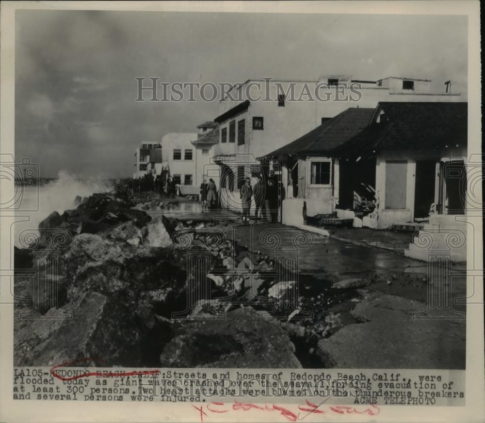 1948 Press Photo Giant waves over the seawall at Redondo Beach Califonia. - Historic Images