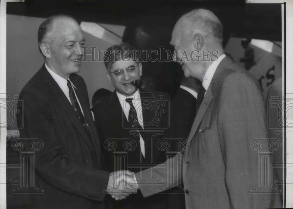 1956 Press Photo Pres. Eisenhower greeted by Asst. Harold E. Stassen. - Historic Images