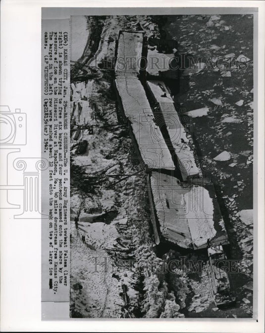 1962 Wire Photo Towboat Folson in 6barges&4pontoons crammed in Missouri river - Historic Images