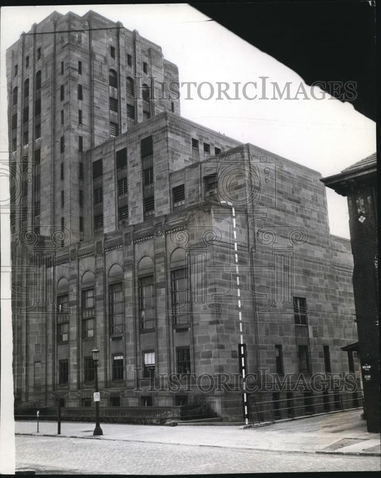 1942 Press Photo Woy injured when sheeting broke from fifth-floor parapet - Historic Images