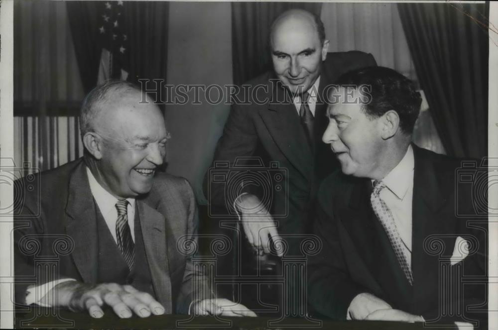 1956 Press Photo Pres.Dwight Eisenhower with British Amb. Sir Roger Makins. - Historic Images