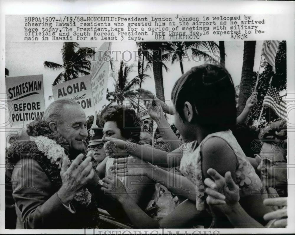 1968 Press Photo Pres.Lyndon Johnson welcomed by Hawaii resdients at the Airport - Historic Images