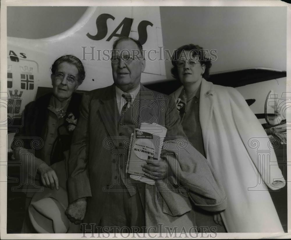 1955 Press Photo Mr. A.C Stephensn and Family visit Edinburg London - nee85432 - Historic Images