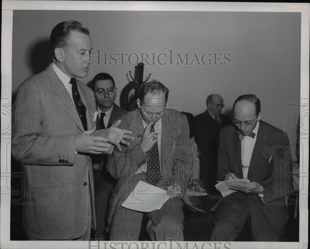 1951 Press Photo Eric Johnson, Economic Stabilizer at Press Conference in Wash. - Historic Images