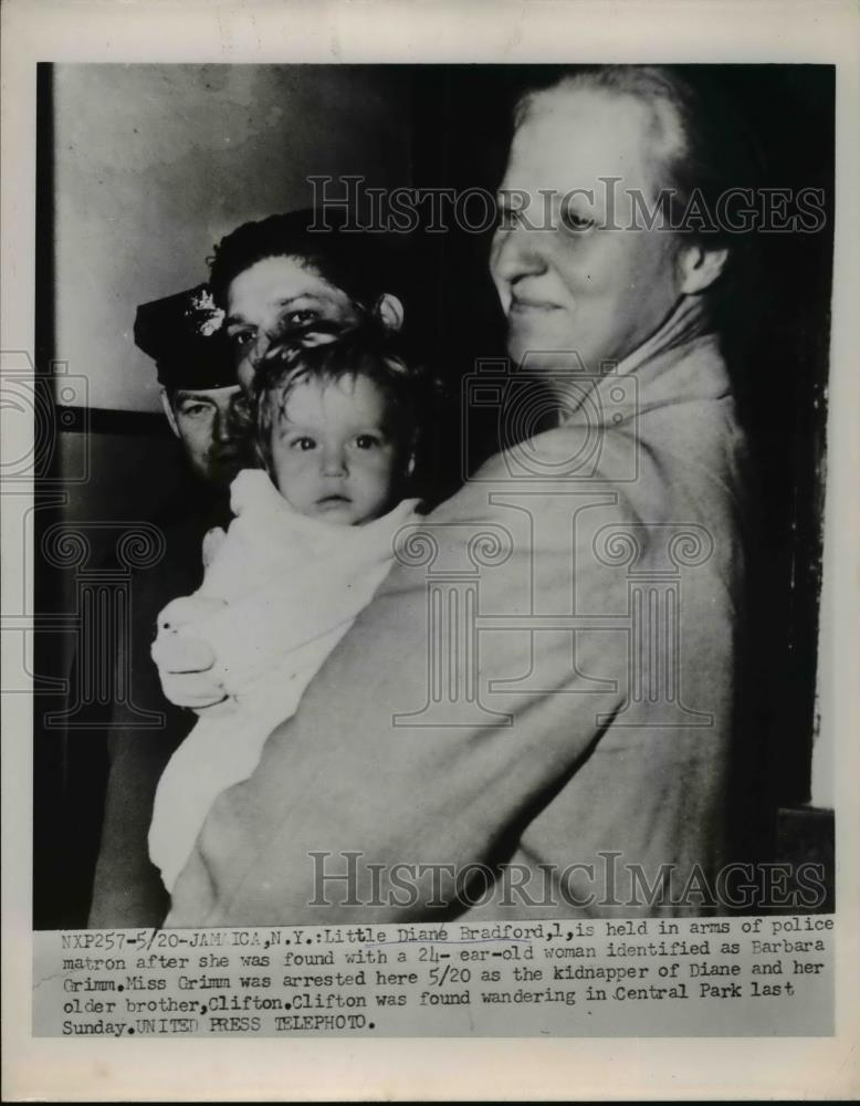 1953 Press Photo Diane Bradford &amp; Jamaica NY police matron lost girl located - Historic Images