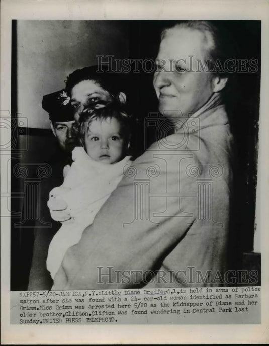1953 Press Photo Diane Bradford & Jamaica NY police matron lost girl located - Historic Images
