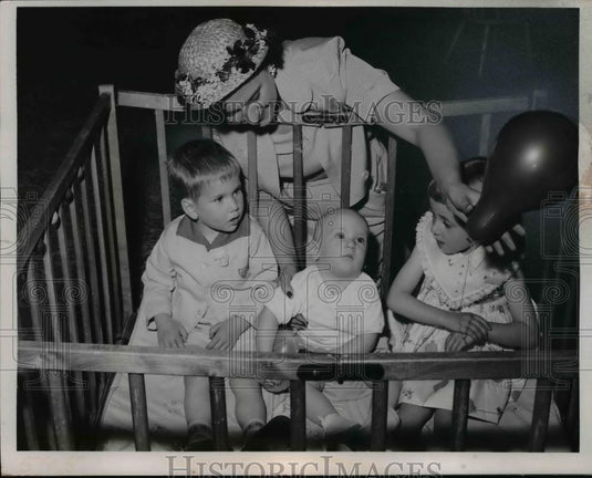 1955 Press Photo Mrs Arthur Huddleson with babies Art Jr, Robert & Debbie - Historic Images