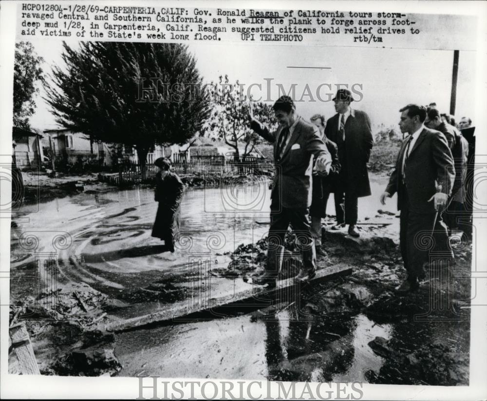 1968 Press Photo CA Governor Ronald Reagan tours flood disaster areas - Historic Images