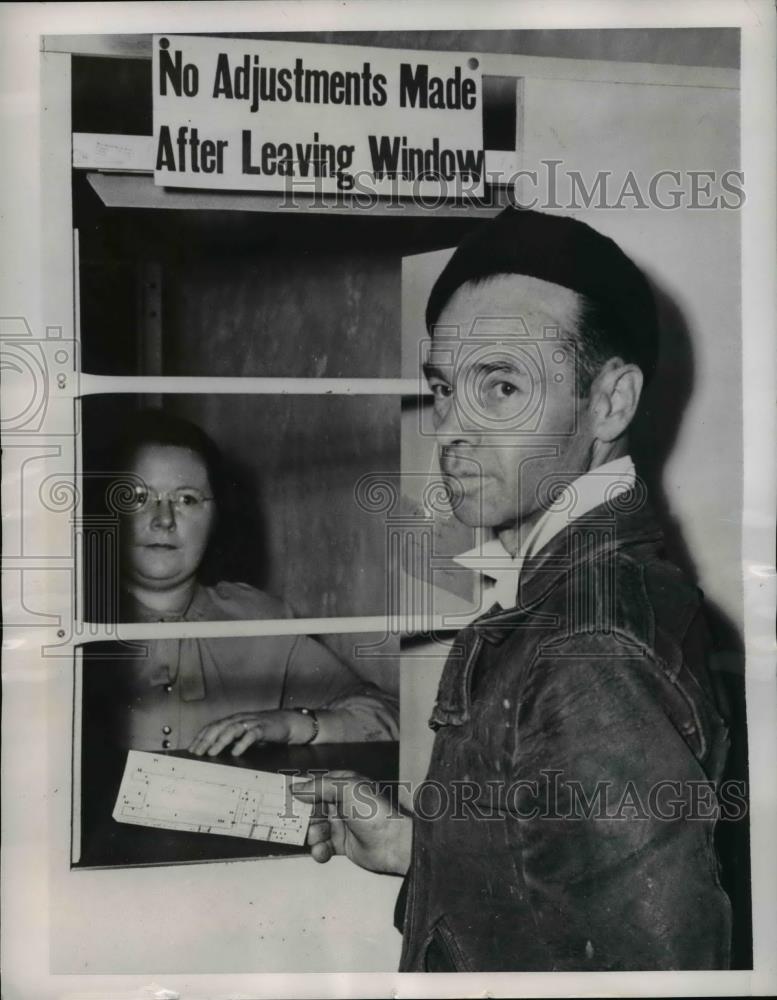 1949 Press Photo Orpheus A Kelly rescued K Fiscus from a well in Alhambra CA - Historic Images