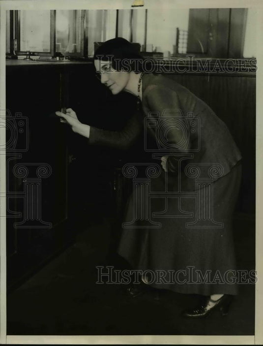 1934 Press Photo Vivian Turner teller at California National Trust & Savings Ban - Historic Images