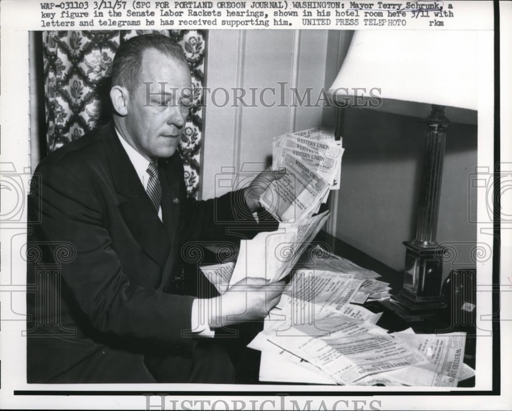 1957 Press Photo Terry Schrunk Mayor of Portland with letter from supporters - Historic Images