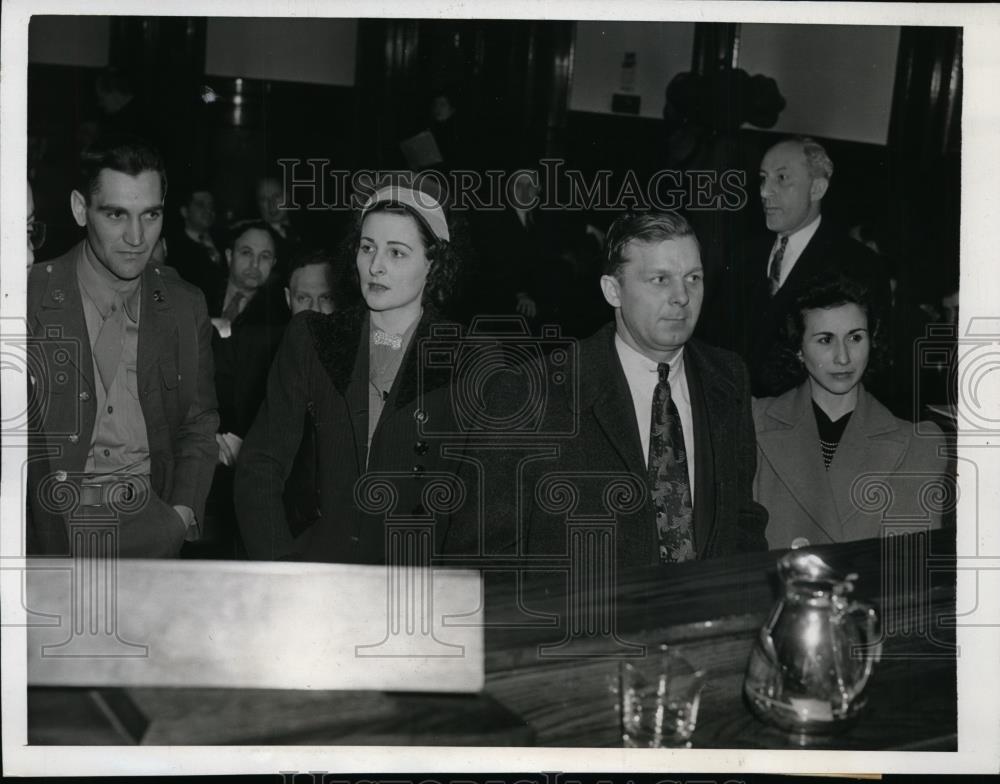 1943 Press Photo Cpl Goderey Vasicek, Mrs Helen Adams Vasicek, Mel Adams - Historic Images