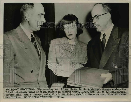 1952 Press Photo Presenting US in its Anti-trust charges against DuPont interest - Historic Images