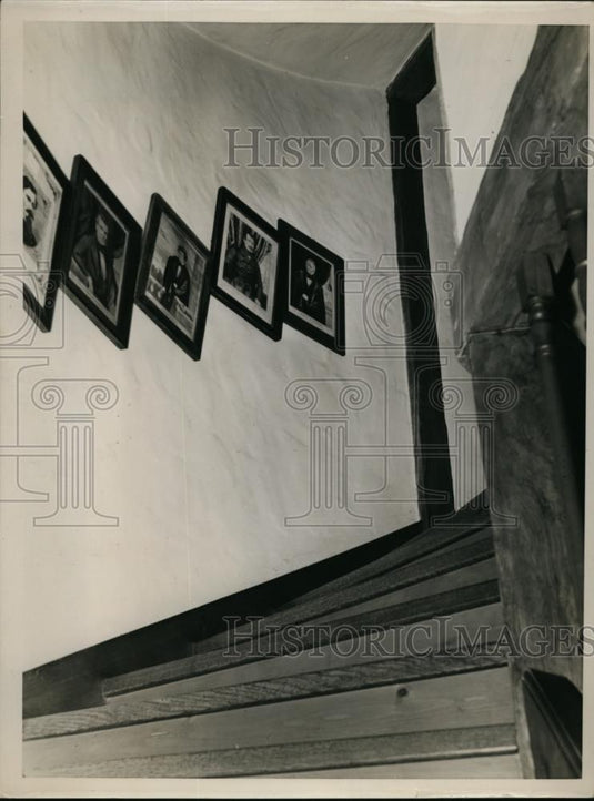 1938 Press Photo Daisy Hill home with a winding stairway lined with prints - Historic Images