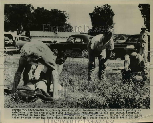 1953 Press Photo O.L.Flint watched his son after drowned off shore in 10ft water - Historic Images