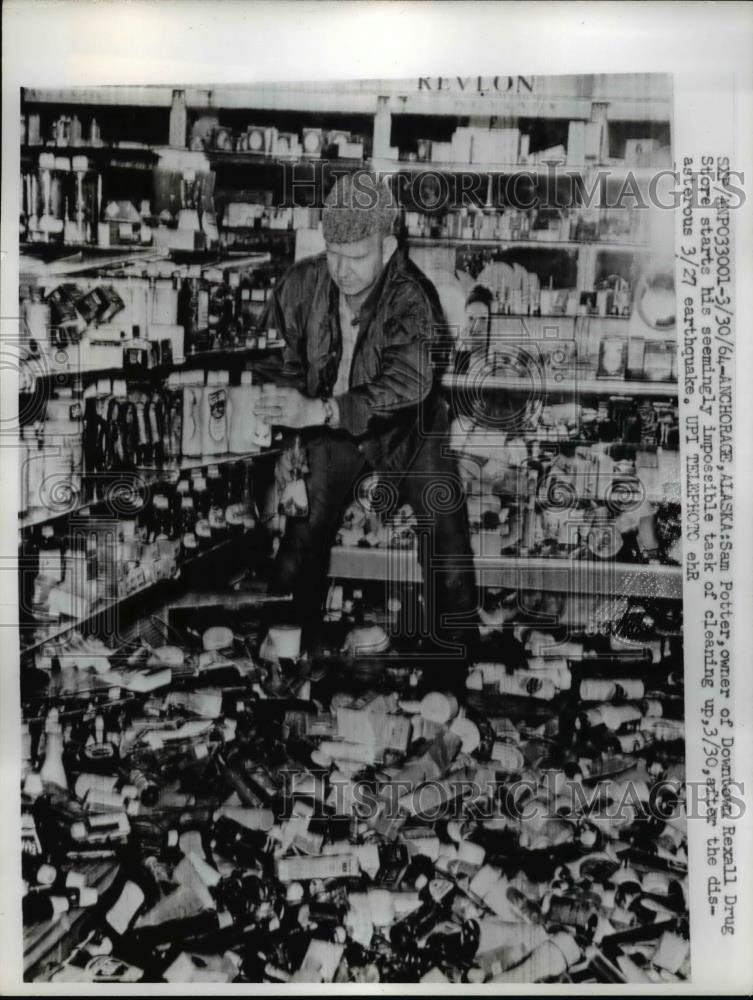 1964 Press Photo Sam Potter Cleaning His Drugstore After An Earthquake - Historic Images