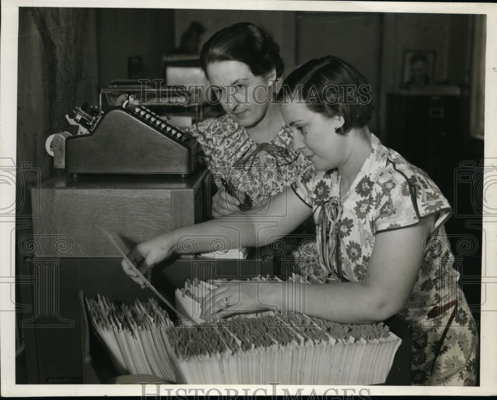 1937 Press Photo Chapman Chucchalla farm women keepin records on kids - Historic Images