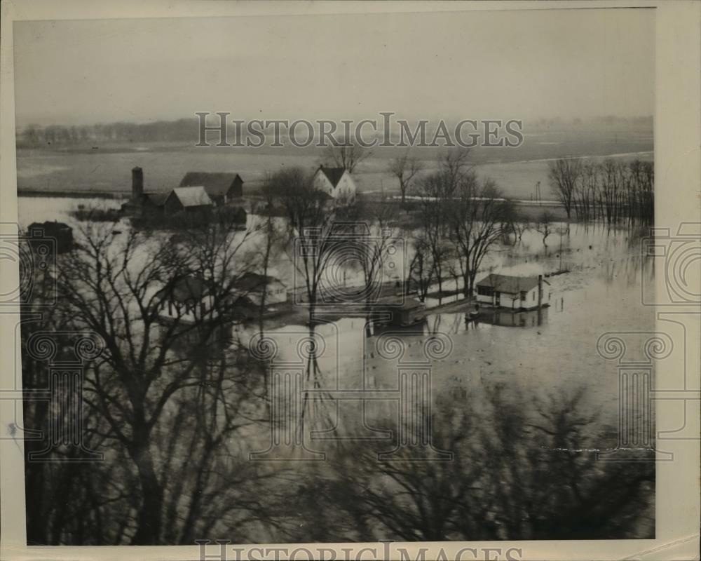 1946 Press Photo Farm Buildings on the dike road above Hillsdale Illinois - Historic Images