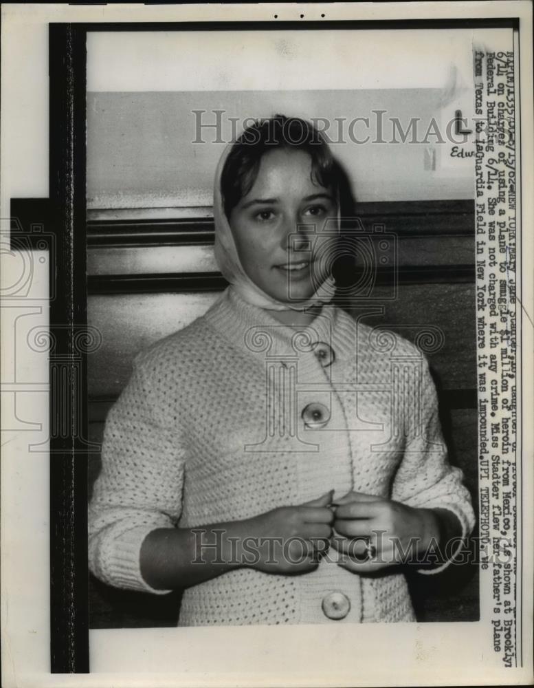 1962 Press Photo Mary Jane Stadler at NY Federal Building for plane with drugs - Historic Images