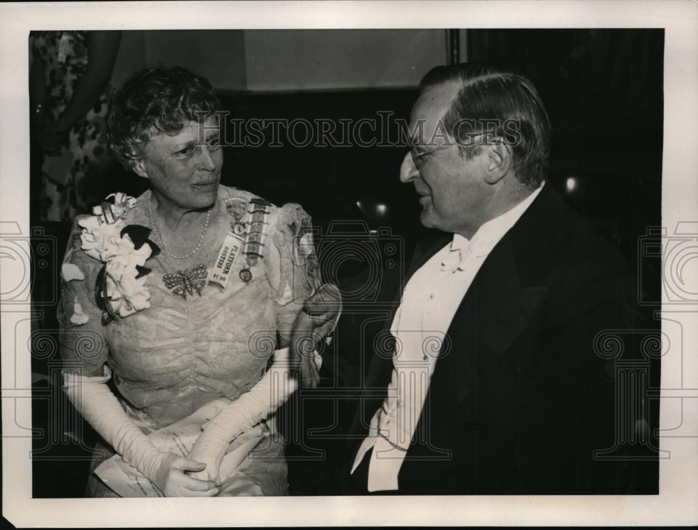 1940 Press Photo Mrs William J Grittenden chats with Lord L&#39;othan British Amb - Historic Images