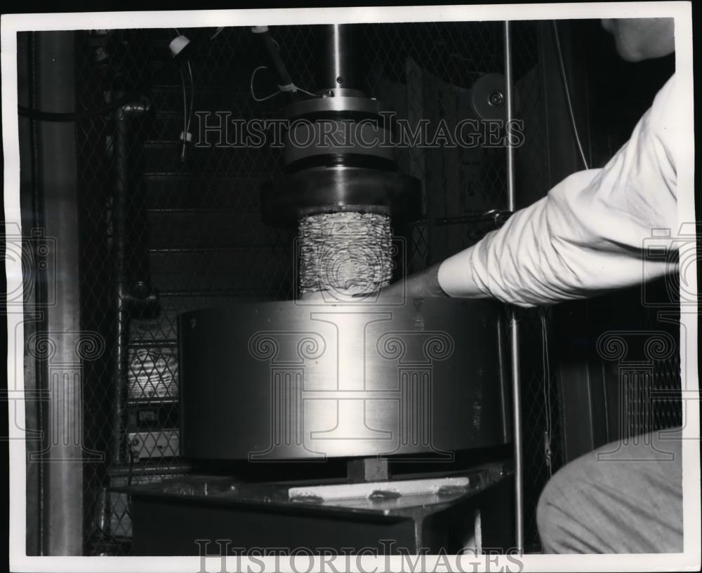 1961 Press Photo General Electric Co Space Sciences Lab &amp; a shell buckling - Historic Images