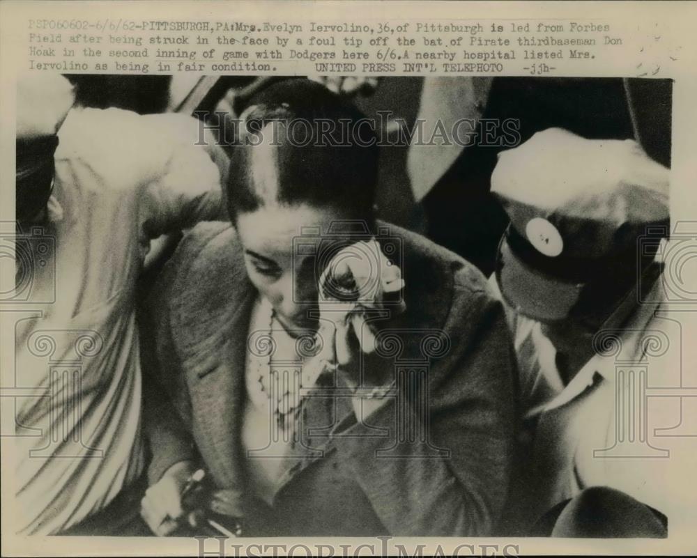 1962 Press Photo Evelyn Iervolino hit by foul ball at Pittsburgh baseball game - Historic Images