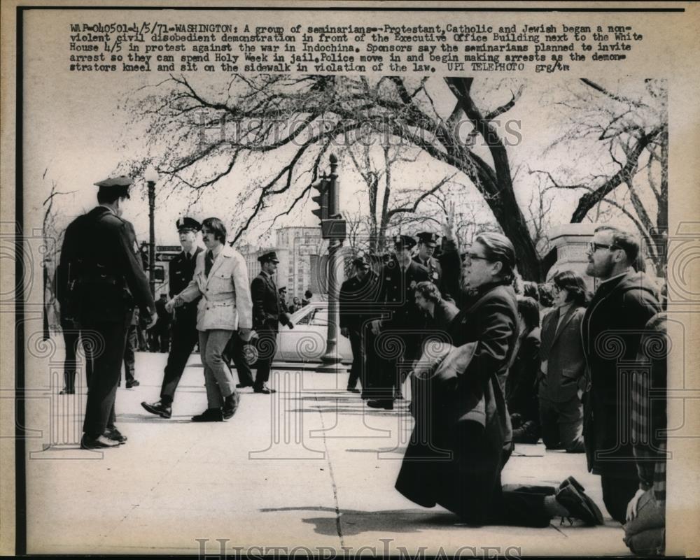 1971 Press Photo Group of Seminarians Protestant Catholic and Jewish demonstrate - Historic Images