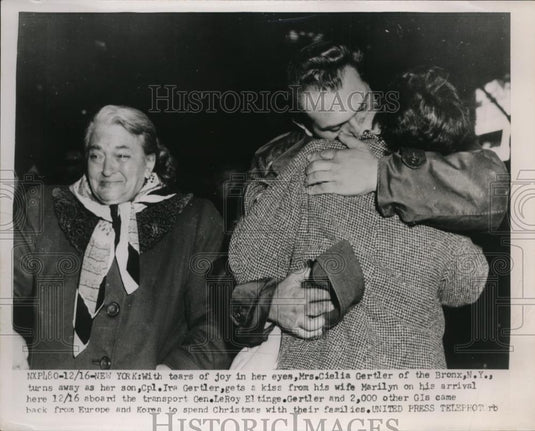 1953 Press Photo Mrs Cialia Gertler, son Cpl Iral Gertler & wife in NY - Historic Images