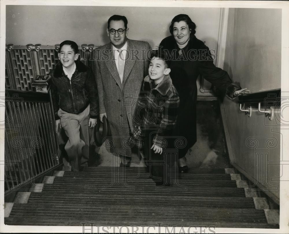 1953 Press Photo Mr &amp; Mrs Alfred Glickman &amp; sons Ronals &amp; Kenneth - nee87923 - Historic Images