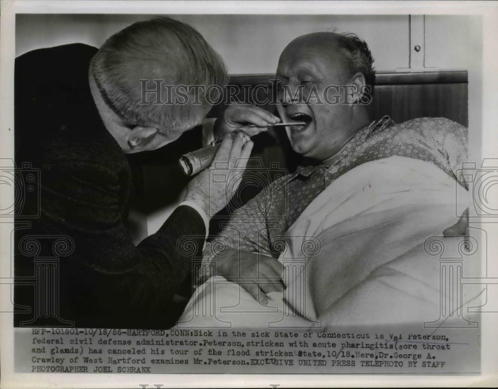 1955 Press Photo Val Peterson examine by Dr. George A.Crawley of West Hartford - Historic Images