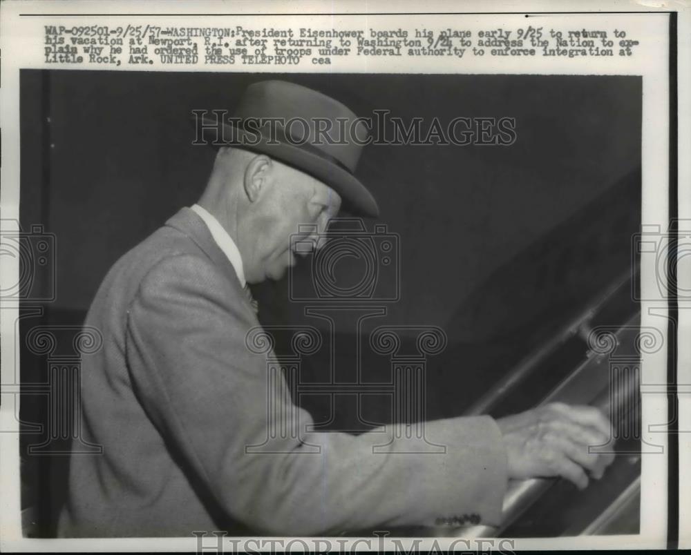 1957 Press Photo President Eisenhower boards plane at Newport Rhode Island - Historic Images