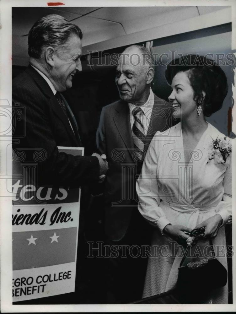 1974 Press Photo William McGarry of United Airlines &amp; Alonzo Wright - nee86057 - Historic Images