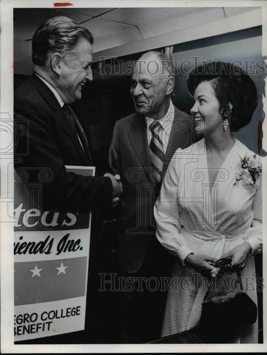 1974 Press Photo William McGarry of United Airlines & Alonzo Wright - nee86057 - Historic Images