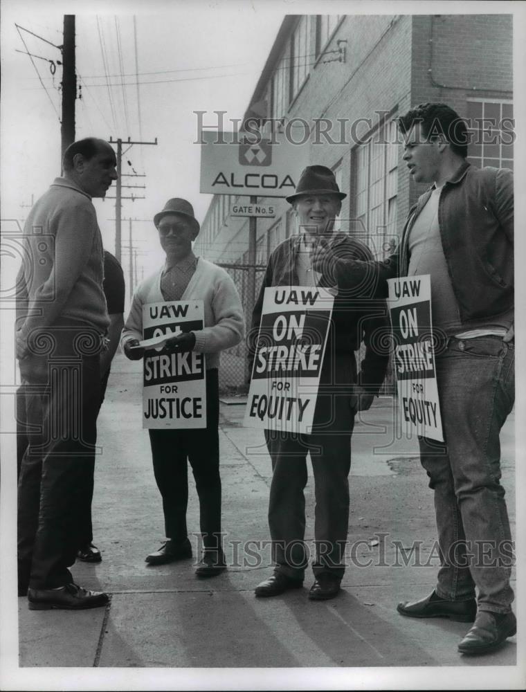 1968 Press Photo UAW strikers for Equity at a Cleveland Ohio plant - nee83729 - Historic Images