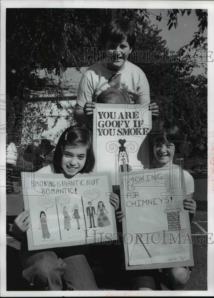 1977 Press Photo SaraSezun, Mike Boris &amp; Jennifer Taylor with anti smoking signs - Historic Images