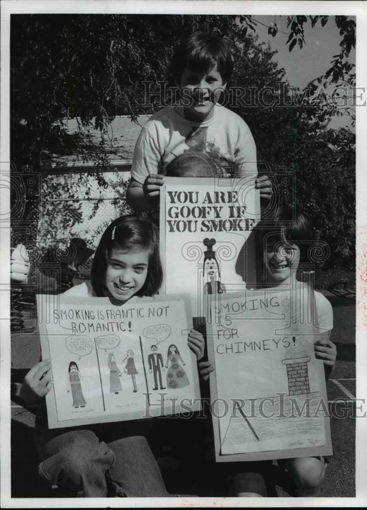 1977 Press Photo SaraSezun, Mike Boris & Jennifer Taylor with anti smoking signs - Historic Images
