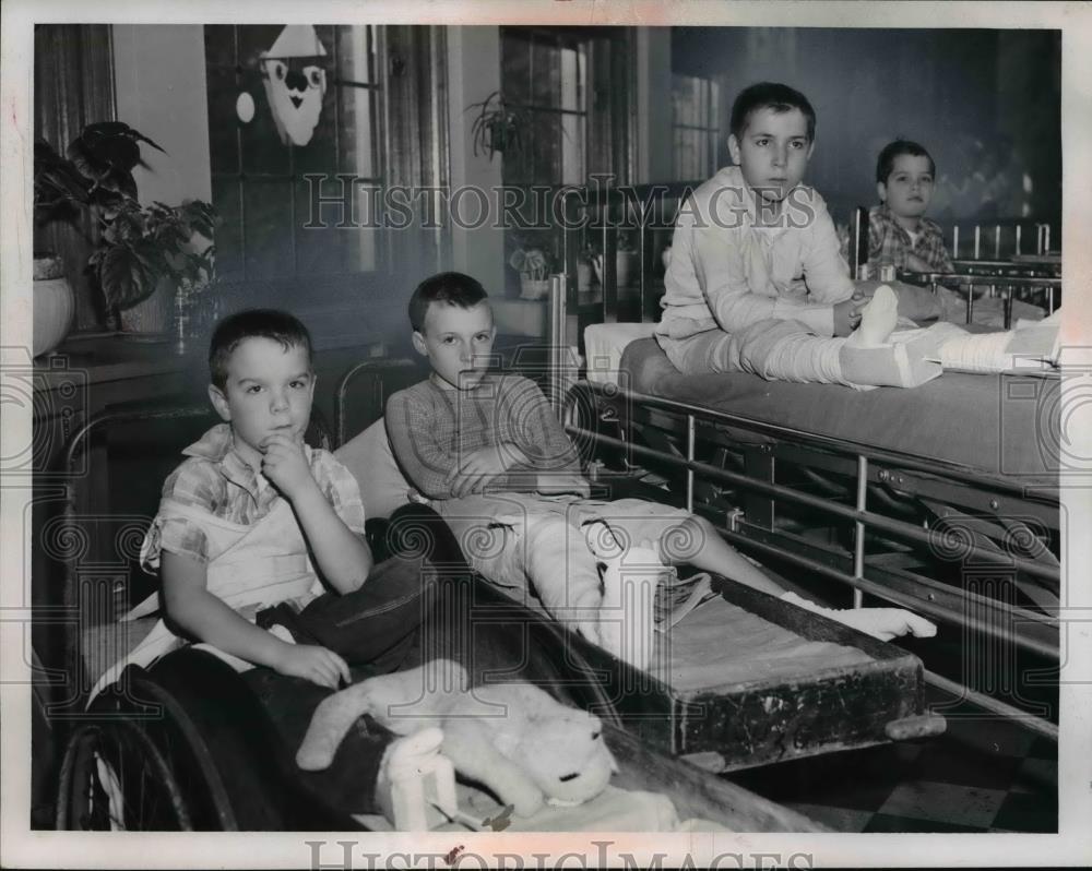 1959 Press Photo Rainbow Hospital patients in Cleveland Ohio - nee84669 - Historic Images