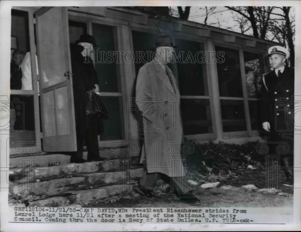 1955 Press Photo Pres.Eisenhower stirdes from Laurel Lodge in Camp David MD. - Historic Images