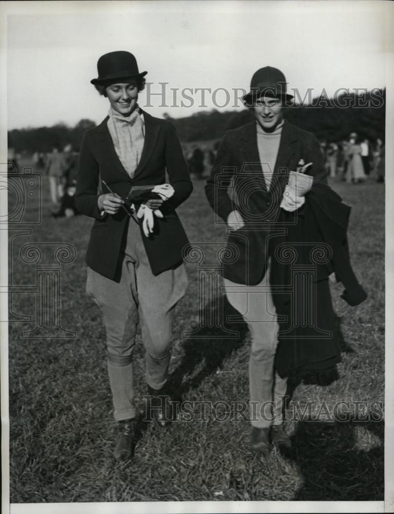 1933 Press Photo Cornelia Kellogg & Sarita Flagden at West Hills race meet in NY - Historic Images