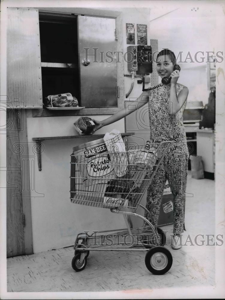 1961 Press Photo Mrs Hamish Menzies of Cleveland Heights Ohio at a grocery - Historic Images