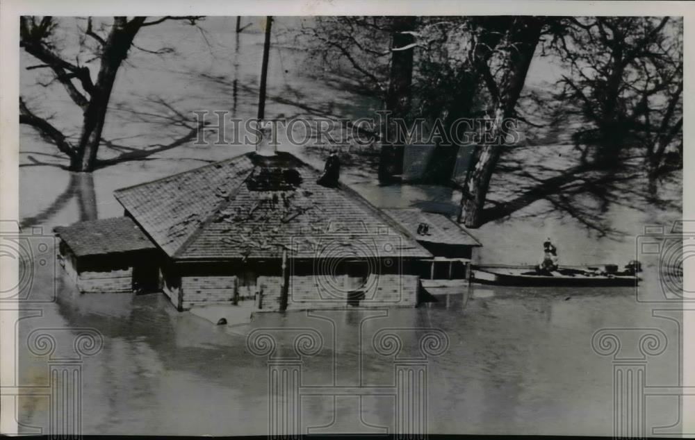 1952 Press Photo Hoe surrounded by flood waters in Nebraska plains area - Historic Images