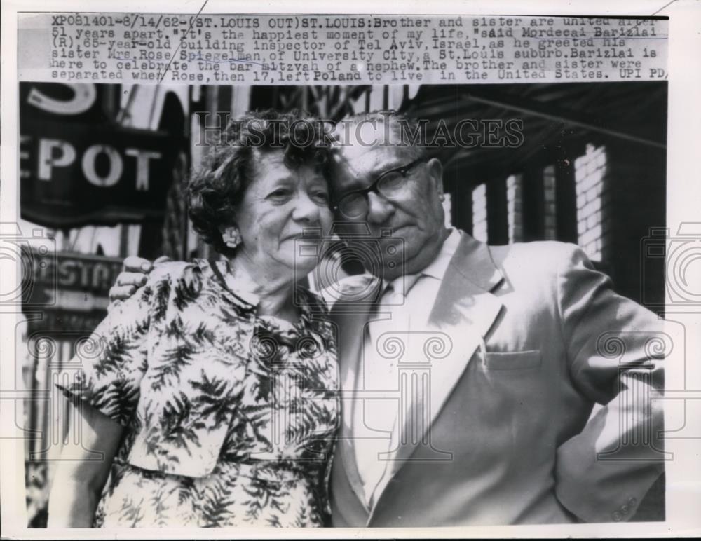 1962 Press Photo Mordecai Barizlai and sister reunited after 51 years apart - Historic Images