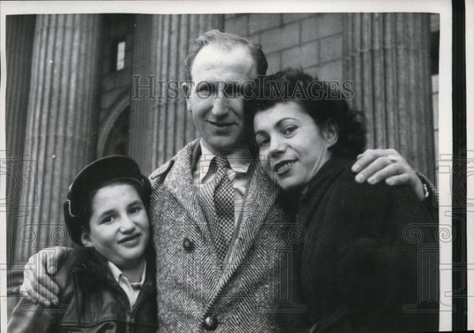 1956 Press Photo Hungaria refugee Alexander Solti wife & son Peter in NYC - Historic Images
