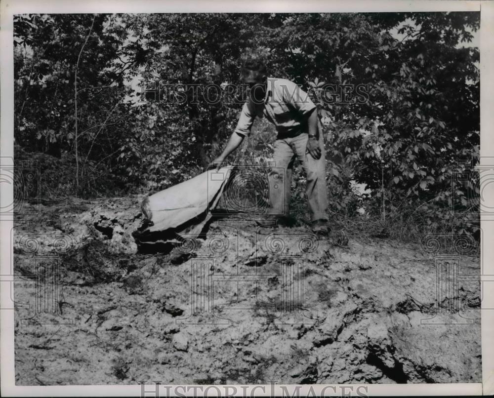 1953 Press Photo Paul Shows You Can Light Paper Or Cardboard On Hot Ground - Historic Images