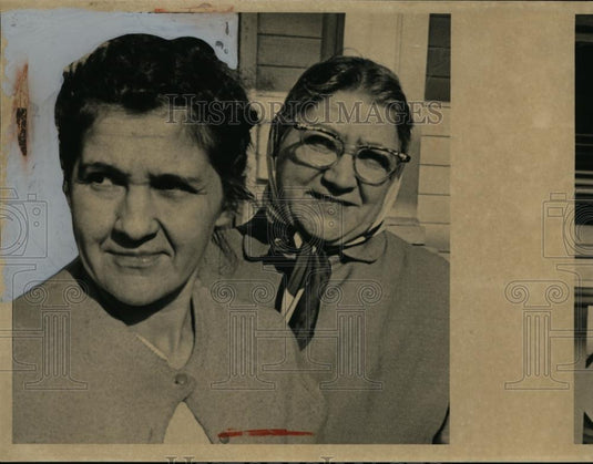 1962 Press Photo Mrs Tony Bill & Mrs William Bigenko in Cleveland Ohio - Historic Images