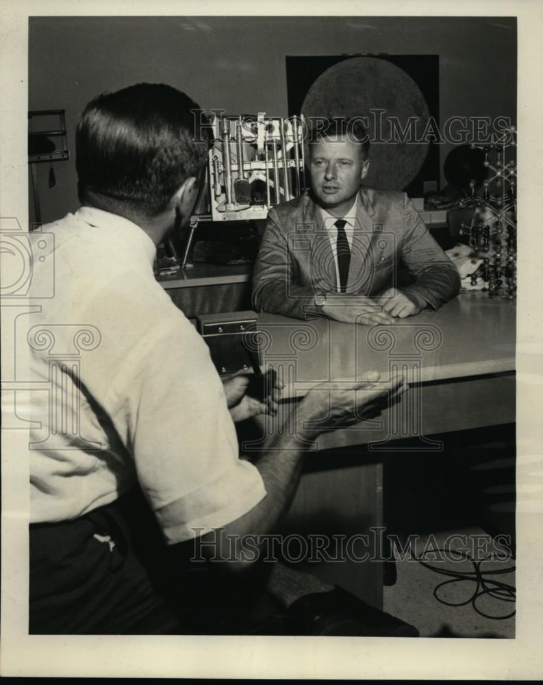 1969 Press Photo Dr Wilmot Hess of Manned Spacecraft Center Houston - nee87794 - Historic Images