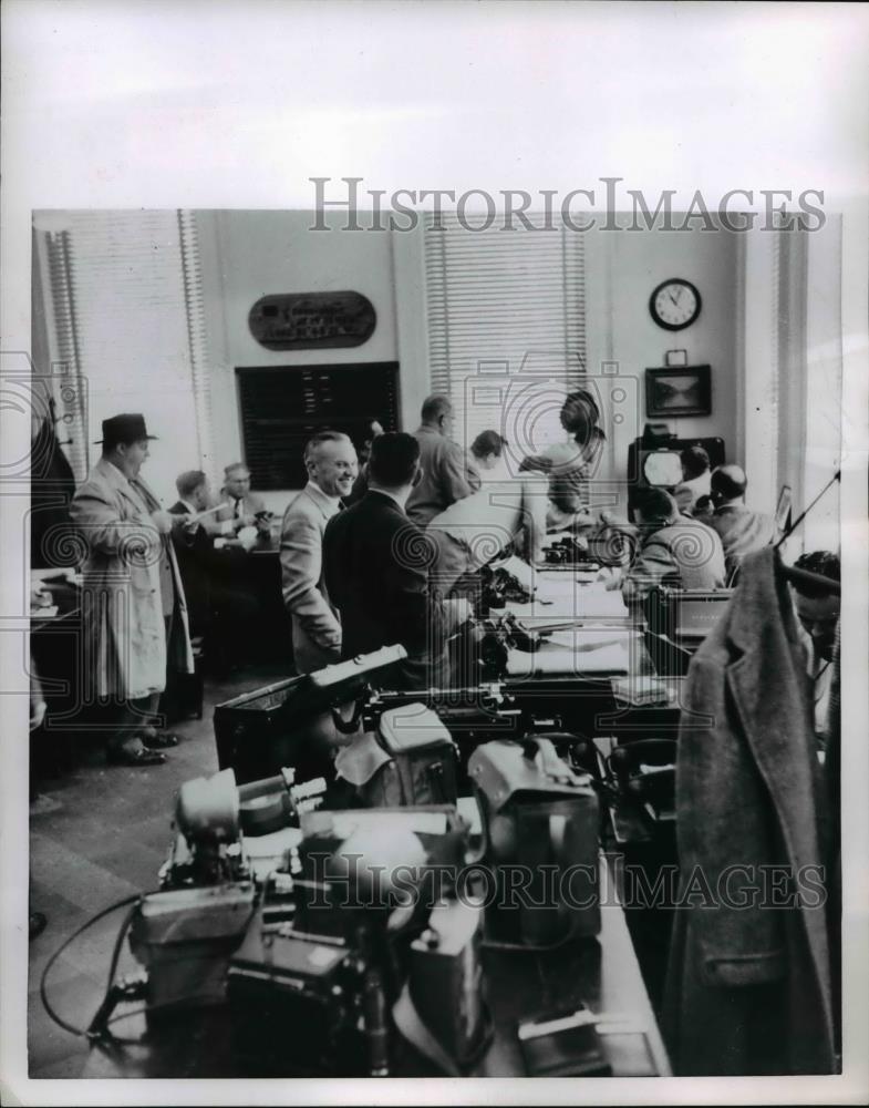 1954 Press Photo White House press room offices with crowd of reporters - Historic Images