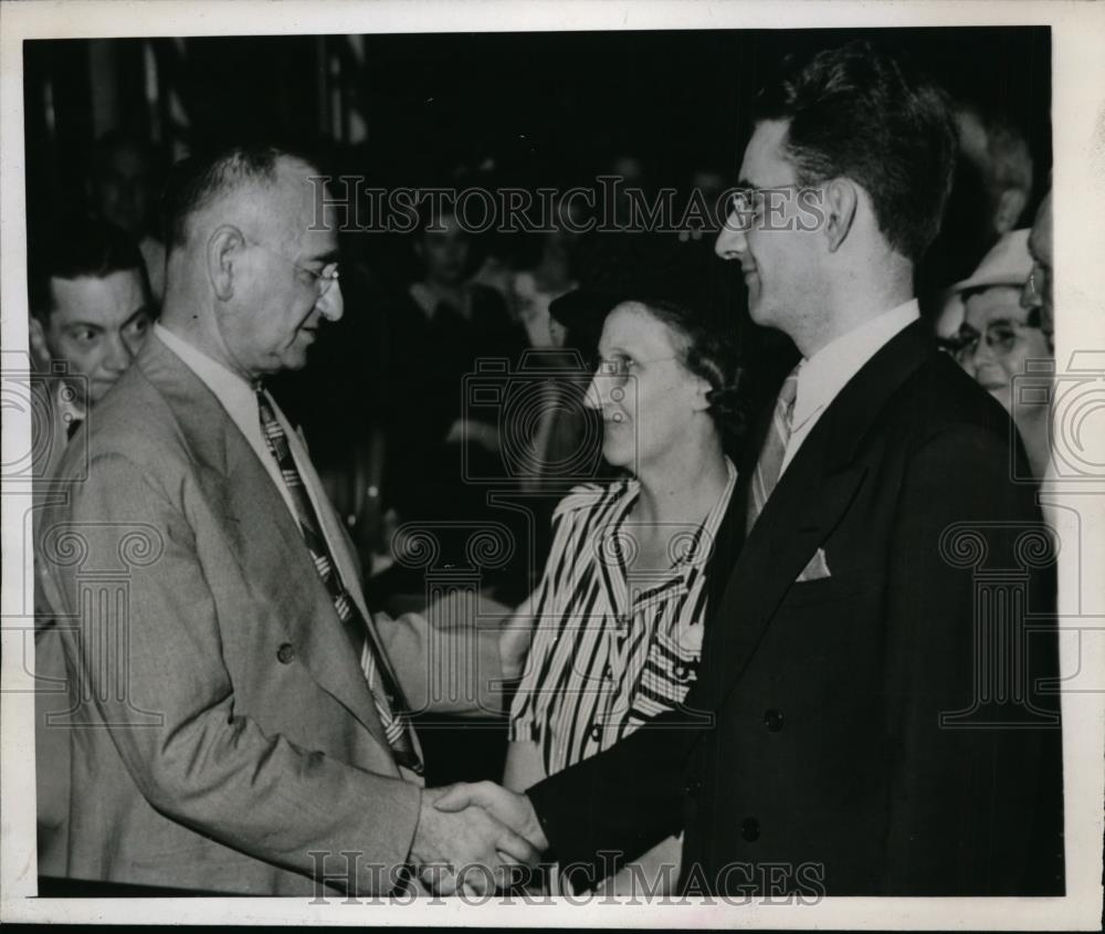 1944 Press Photo Mrs Richard Vincentin &amp; son Richard absolved of murder charge - Historic Images