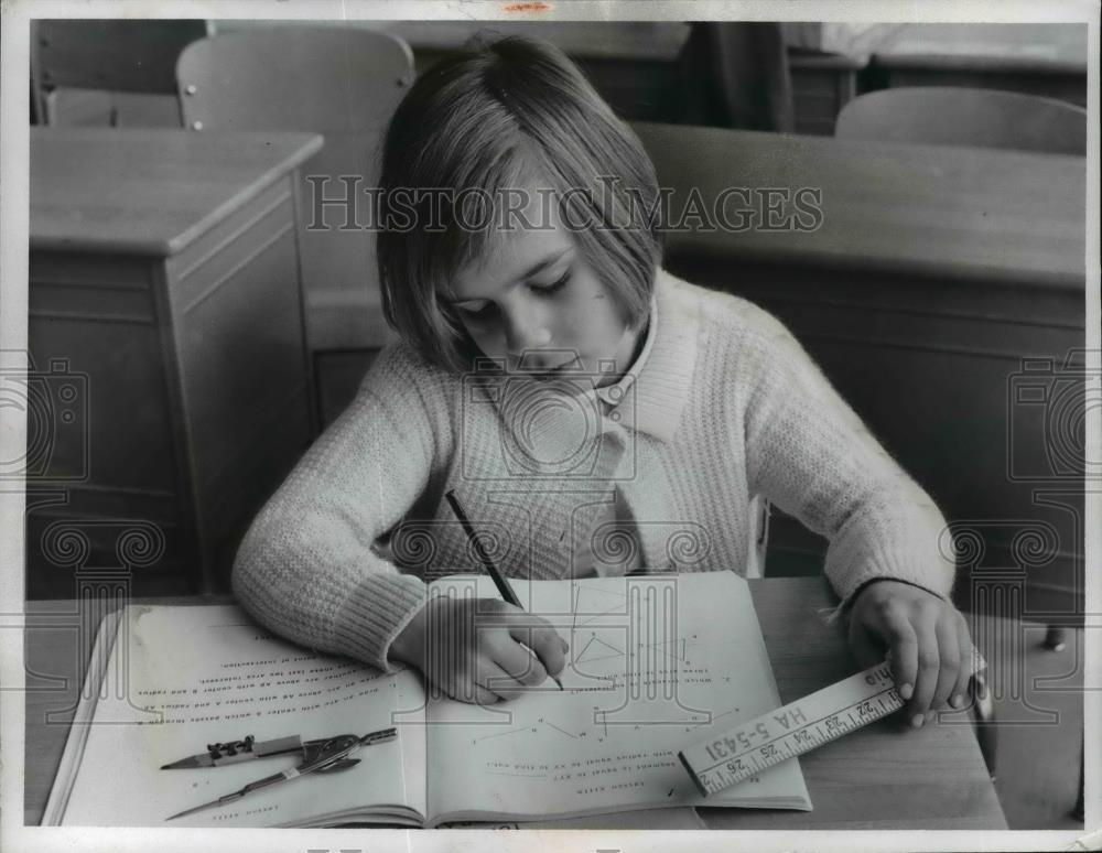 1962 Press Photo Child Susan Finch at her school desk working on triangles - Historic Images