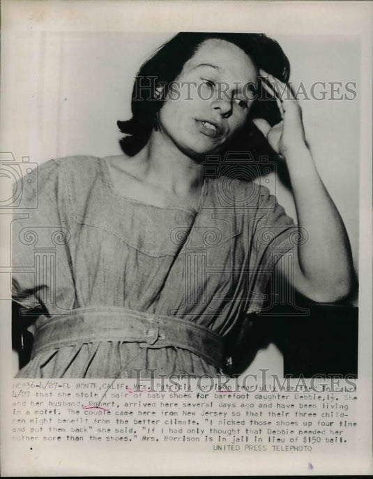 1953 Press Photo Mrs.Patricie Morrison stole a pair of baby shoes for Daughter. - Historic Images